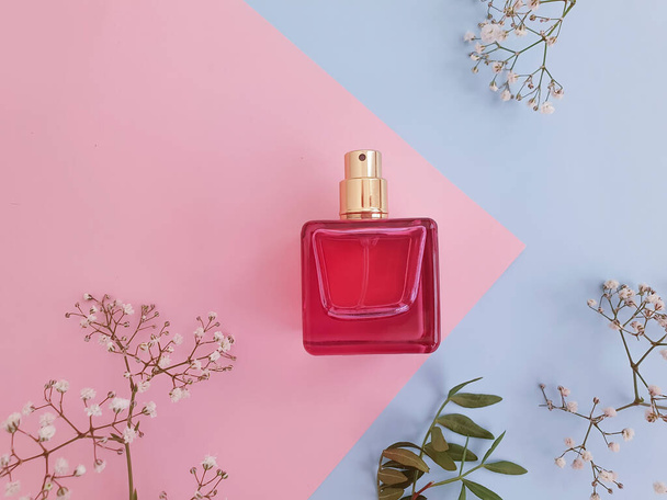  bottle perfume flower on a colored background - Φωτογραφία, εικόνα