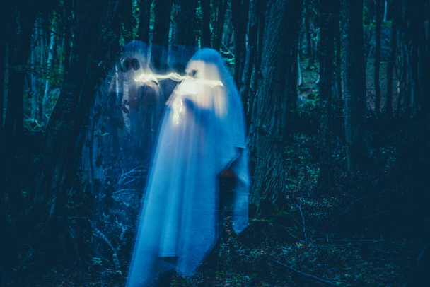 geest in een donker bos Halloween achtergrond  - Foto, afbeelding