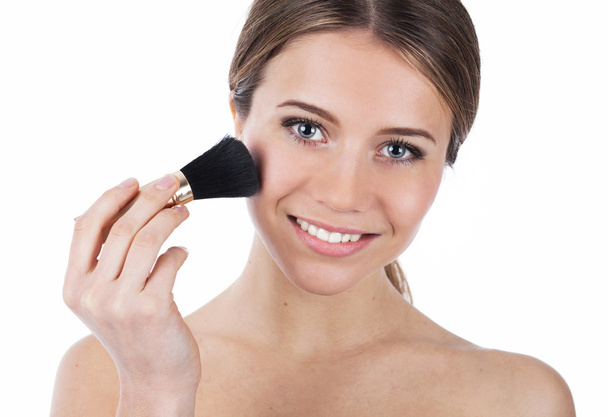 Smiling beauty with makeup brush - Foto, immagini