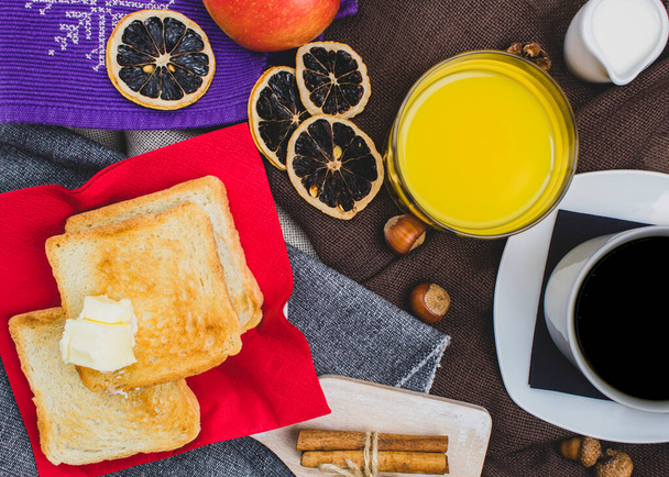 Taze portakal suyu ve sade kahve. Kahvaltı için, tereyağlı tost ve sütlü kahve ve portakal suyu. - Fotoğraf, Görsel