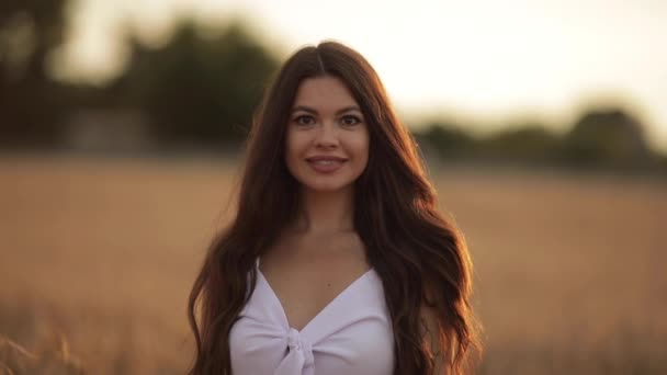 Beautiful woman smiling at camera outdoors. - Footage, Video