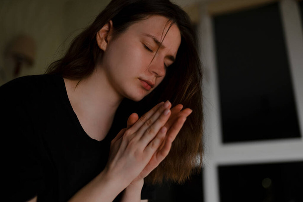 Mladá žena se modlí k Bohu - Fotografie, Obrázek
