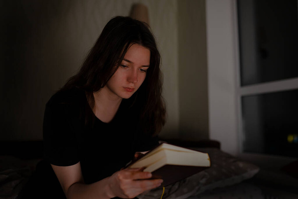 Mulher lê a Bíblia à noite - Foto, Imagem