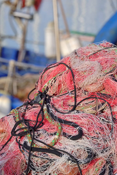 Ιταλία, Σικελία, Marina di Ragusa (επαρχία Ragusa), δίχτυα αλιείας και τοπικά αλιευτικά σκάφη στο λιμάνι - Φωτογραφία, εικόνα