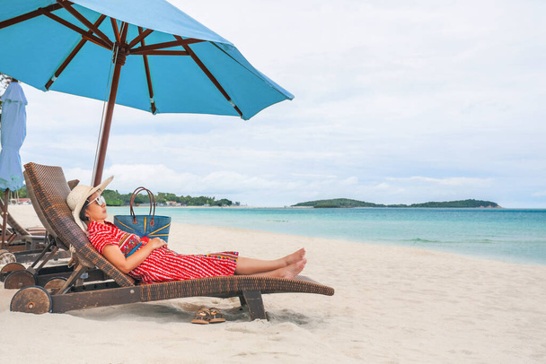Mujer de mediana edad que se relaja en la playa de chaweng en koh samui, Tailandia. - Foto, Imagen