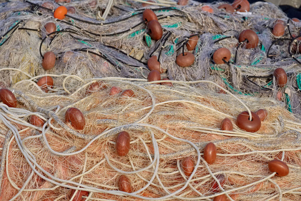 Ιταλία, Σικελία, Marina di Ragusa (επαρχία Ragusa), δίχτυα αλιείας στο λιμάνι - Φωτογραφία, εικόνα