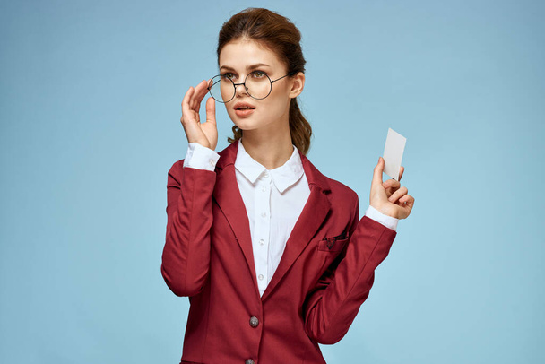 Business woman red jacket business card glasses executive blue background - Foto, Imagem