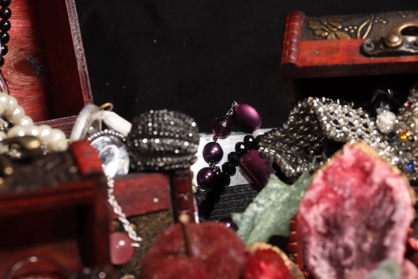 Diverse juwelen in verschillende kisten met ringen, kettingen, armbanden van verschillende maten en kleuren - Foto, afbeelding