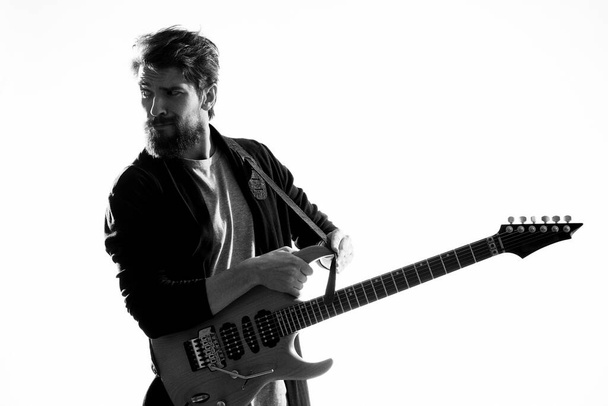 Zenész gitárral rock sztár érzelmek szórakozás modern előadó - Fotó, kép