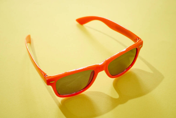Una foto in studio di un paio di occhiali da sole - Foto, immagini