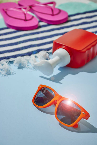 A studio photo of sun screen lotion - Foto, immagini