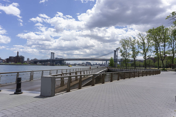 Egy üres sétány az East River mentén Manhattan alsó részén. - Fotó, kép