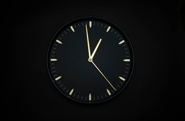 Horloge noire minimale Isolée sur fond noir, Espace de copie pour votre texte, Concept de temps. - Photo, image