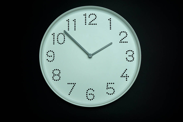 Horloge blanche à 13h53. sur fond noir, Copier l'espace pour votre texte, Concept de temps. - Photo, image