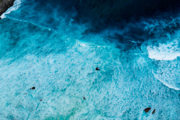Nyári trópusi strand fehér homok kék tenger nyár napsütéses napon. Tengerparti strand táj habos hullám a strandon hullámok kék tenger trópusi óceán homok. Utazási szabadság nyaralás tengerparti türkiz . - Fotó, kép