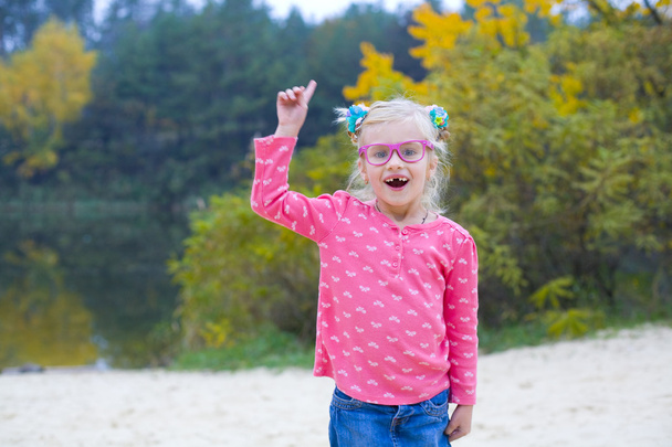 Drôle de portrait de fille émotionnelle en lunettes roses
 - Photo, image