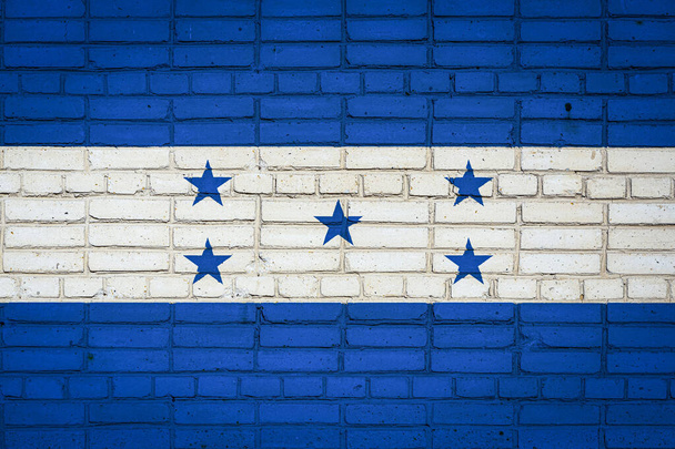 Εθνική σημαία της Ονδούρας απεικονίζει σε χρώματα μπογιάς σε ένα παλιό τοίχο από τούβλα. Σημαιοφόρος σε φόντο τοίχου από τούβλα. - Φωτογραφία, εικόνα