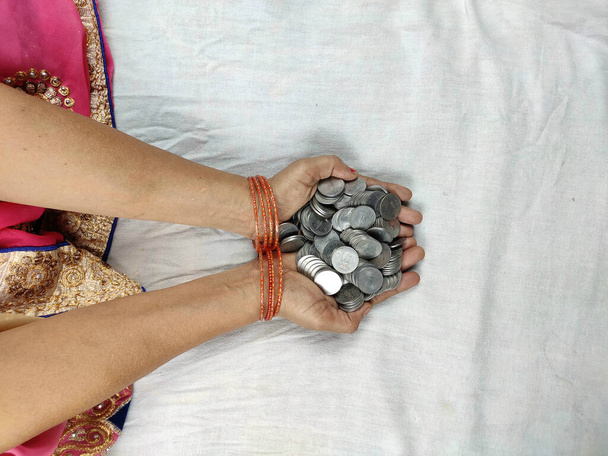 Femme mains pleines de pièces indiennes, Focus sélectif. - Photo, image
