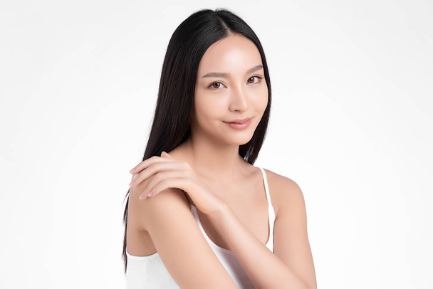 Mooie jonge aziatische vrouw met schone frisse huid op witte achtergrond, Gezichtsverzorging, Gezichtsbehandeling, Cosmetologie, schoonheid en spa, Aziatische vrouwen portret - Foto, afbeelding