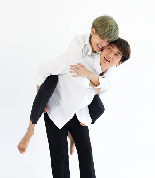 Szczęśliwi azjatyccy homoseksualiści lub pary gejowskie trzymają się razem na białym tle. Koncepcja LGBTQ. - Zdjęcie, obraz