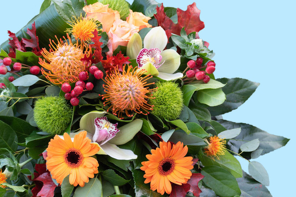 Arrangement floral avec des fleurs orange. Bouquet d'automne de luxe. - Photo, image