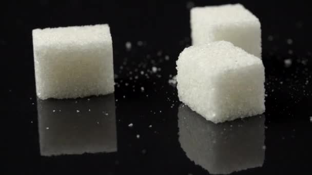Съемка падающих белых кубиков сахара на черном фоне - Кадры, видео
