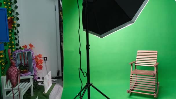 Estudio de fotografía o vídeo con dos luces de estudio hexagonales. Pantalla verde y silla fija - Metraje, vídeo