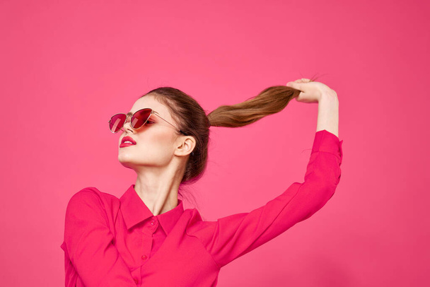 Frau in rosafarbenem Hemd und brauner Brille zurechtgeschnittene Ansicht Modelmodel Emotionen gestikulierende Hände Porträt - Foto, Bild