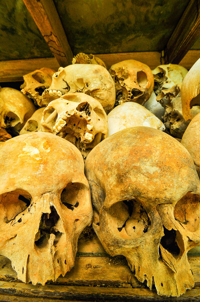Caveiras dos campos de extermínio no Camboja, isso aconteceu a partir de um
 - Foto, Imagem