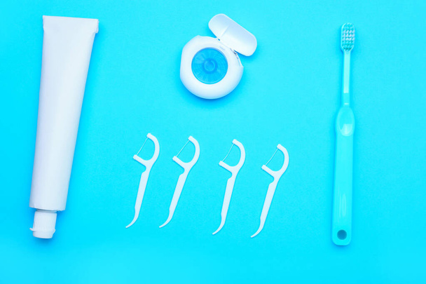 Set für Mundhygiene auf farbigem Hintergrund - Foto, Bild