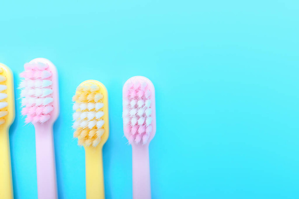 Renkli arkaplanda diş fırçaları - Fotoğraf, Görsel