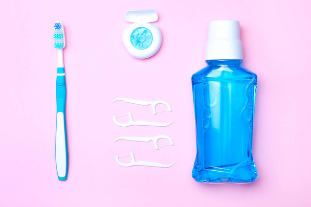 Set para higiene bucal sobre fondo de color - Foto, imagen