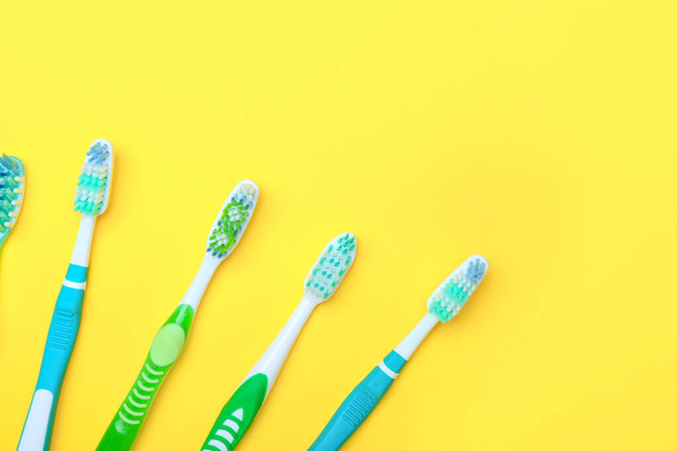 Tooth brushes on color background - Foto, immagini