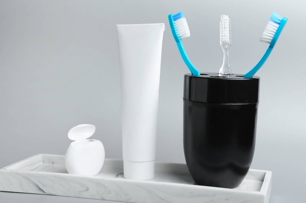 Set für Mundhygiene auf grauem Hintergrund - Foto, Bild