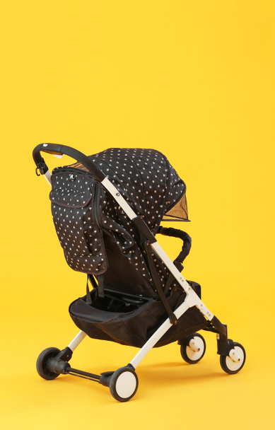Современная детская коляска на цветном фоне - Фото, изображение