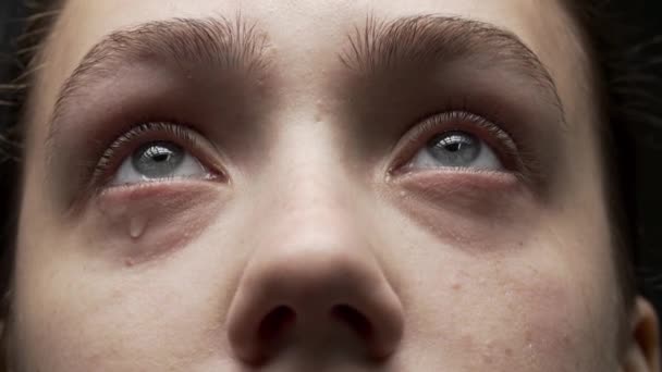 close-up video van jong meisje met tranen in de ogen - Video