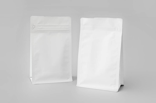 Blanco tassen op grijze achtergrond - Foto, afbeelding