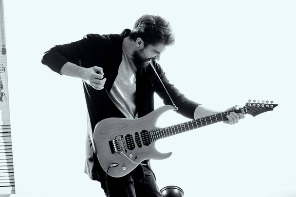 Gitarzysta muzyczny wykonujący muzykę rozrywkową na gitarze elektrycznej - Zdjęcie, obraz