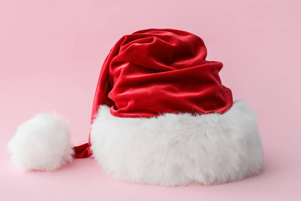 Sombrero de Santa Claus sobre fondo de color - Foto, imagen