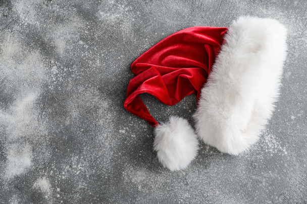Santa Claus hoed op grunge achtergrond - Foto, afbeelding