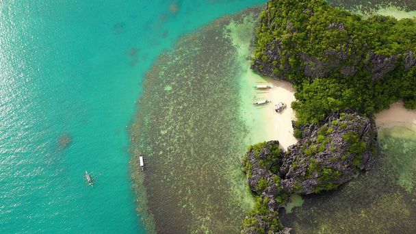 Isola rocciosa con una piccola spiaggia bianca, vista dall'alto. Isole Caramoane, Filippine. - Foto, immagini