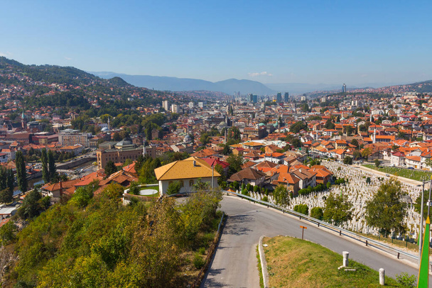 Blick von der Spitze des Hügels auf die Stadt Sarajevo. Bosnien und Herzegowina - Foto, Bild