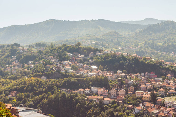 丘の上からサラエヴォの街のパノラマビュー。ボスニア・ヘルツェゴビナ - 写真・画像