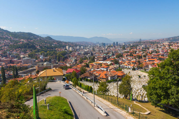 Panorámás kilátás nyílik a város Szarajevó a hegy tetejéről. Bosznia-Hercegovina - Fotó, kép