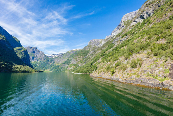 Aurlandsfjord w Norwegii. Aurlandsvangen, Norwegia Zachodnia, Norwegia. - Zdjęcie, obraz