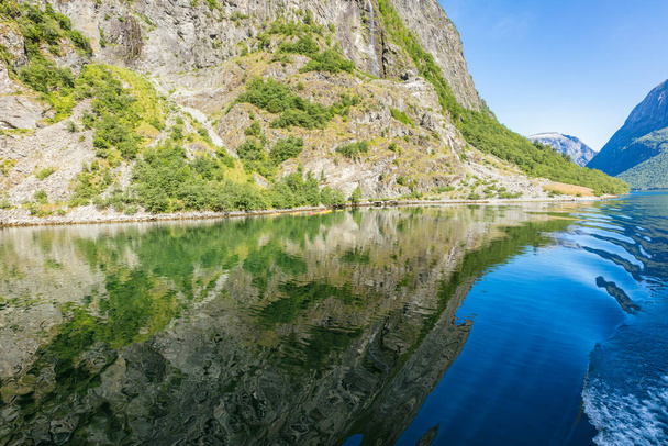 Aurlandsfjord in Noorwegen. Aurlandsvangen, West-Noorwegen, Noorwegen. - Foto, afbeelding