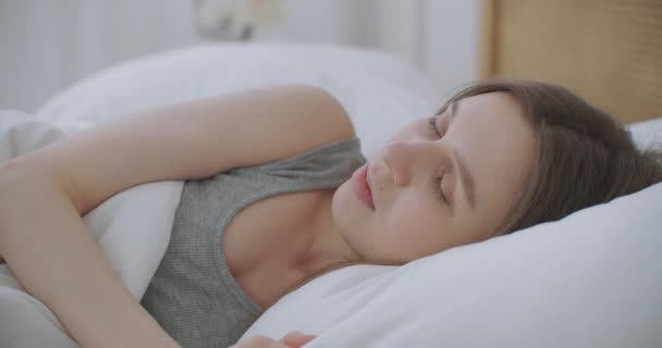 Femme se réveille lever étire les mains dans le lit se sent en bonne santé - Séquence, vidéo