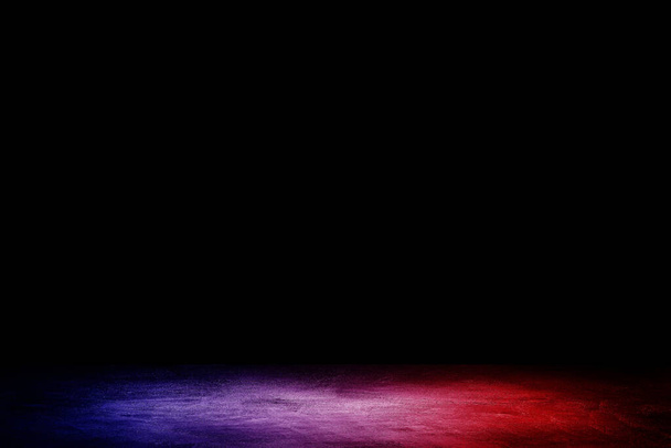 Spazio vuoto di Studio camera oscura con effetto luce rosso e blu su pavimento di cemento grunge texture sfondo. - Foto, immagini
