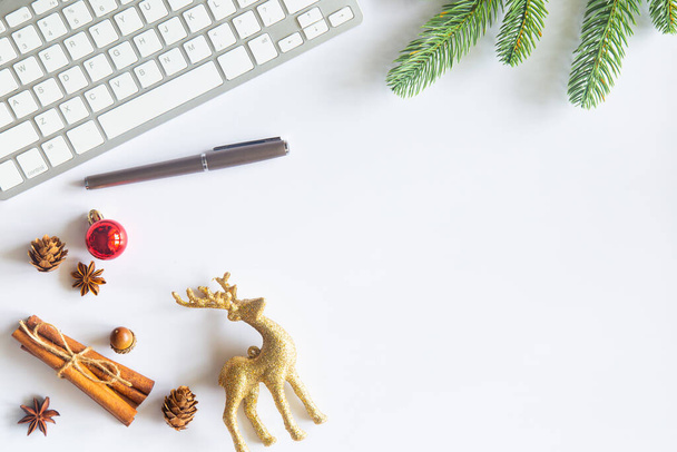 Fehér Karácsony, íróasztal laptoppal, dekoráció és a munka kellékek egy csésze kávét. Felülnézet másolási hellyel a szöveg beviteléhez. Lapos íróasztal téli karácsony. Üzleti ünnepek koncepciója. - Fotó, kép