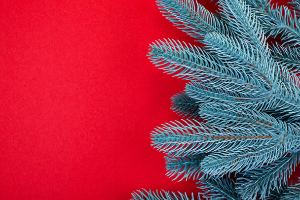 Mutlu yıllar ve mutlu Noeller! Kırmızı şenlikli arka plan, Noel ağacı dalları, metin için yer. - Fotoğraf, Görsel